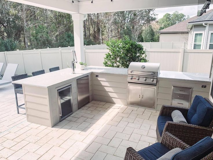 Cocina exterior L-shape con grill y zona de estar